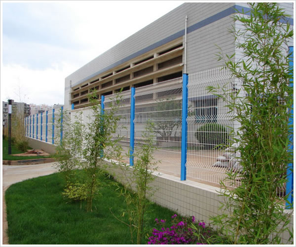 不同顏色搭配桃型立柱護欄網(wǎng)