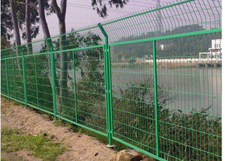 綠網(wǎng)圍欄